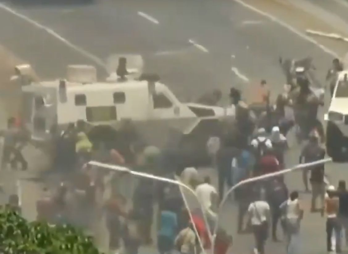 Видео: венесуэльские военные на броневиках давят протестующих