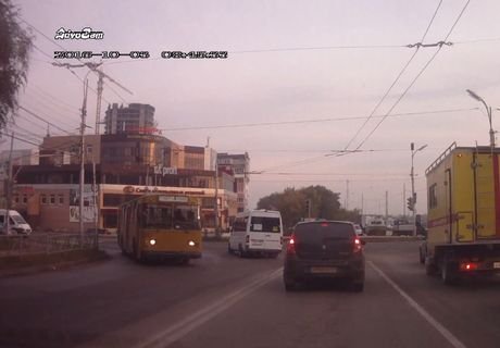 Водитель рязанской маршрутки № 98 грубо нарушил ПДД (видео)