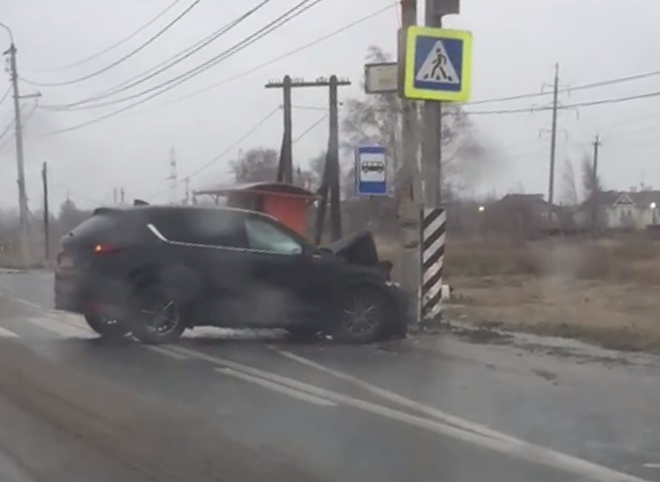 На Московском шоссе Mazda въехала в столб