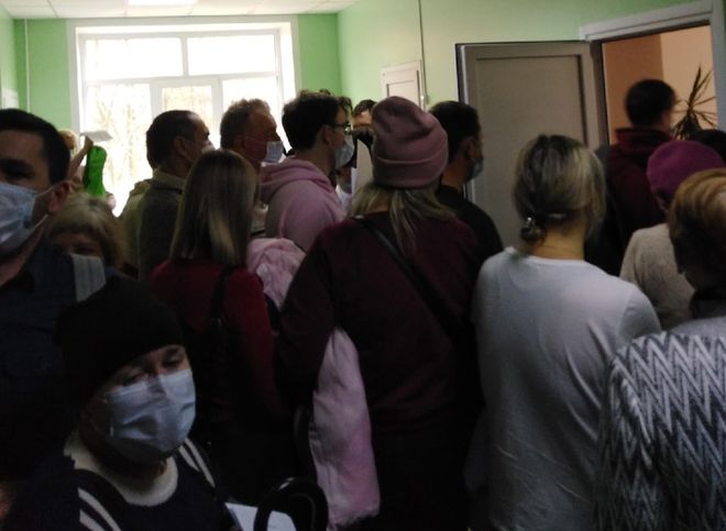 Рязанцы сообщили об огромных очередях на вакцинацию в поликлинике №11