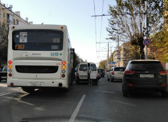 На улице Циолковского столкнулись автобус и минивэн