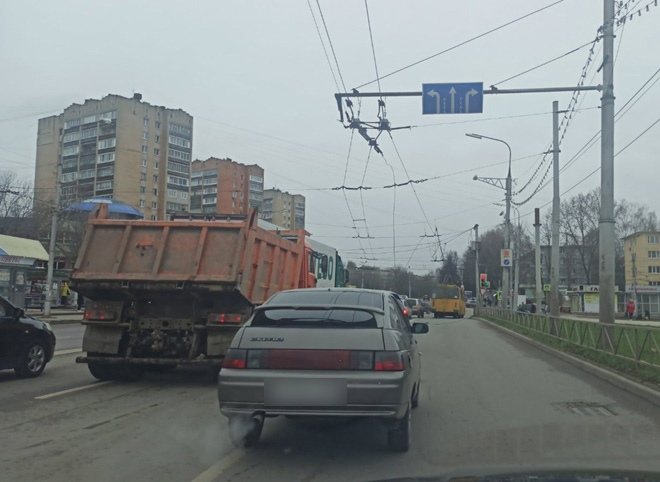 Из-за обрыва троллейбусных проводов в Дашково-Песочне собралась огромная пробка