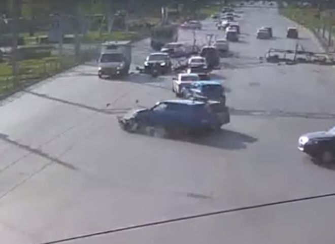 На видео попал момент ДТП на Московском шоссе у Приокского путепровода