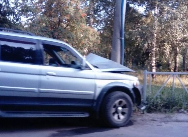 В Дашково-Песочне автомобиль протаранил столб