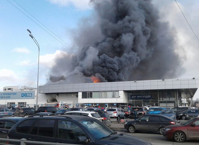 В Санкт-Петербурге горит дилерский центр Hyundai (видео)