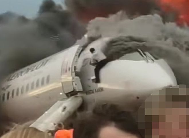 Фото: пилот сгоревшего в аэропорту Шереметьево лайнера вернулся в кабину за напарником