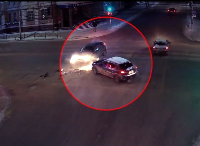 Момент ДТП у ТЦ «Атрон» на улице Ленина попал на видео