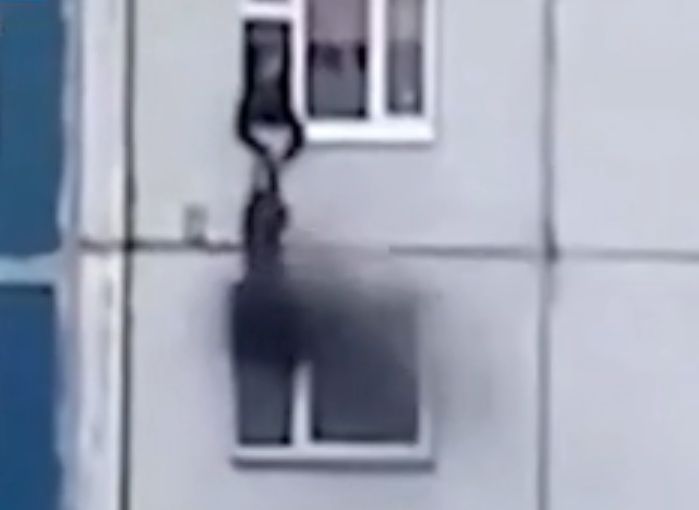 В Нижневартовске мужчина вытащил девушку из окна горящей квартиры на пятом этаже (видео)