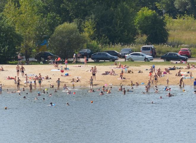 Рязанцы массово жалуются на отравление после купания на пляже «Окской жемчужины»