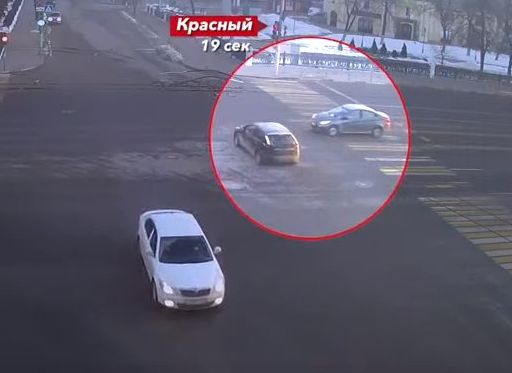 На площади Ленина столкнулись две иномарки (видео)