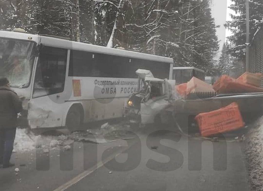 В Химках грузовик протаранил автобус с врачами