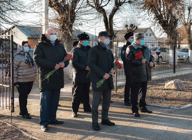 Аркадий Фомин возложил цветы к памятнику первому начальнику шиловской милиции Исаеву