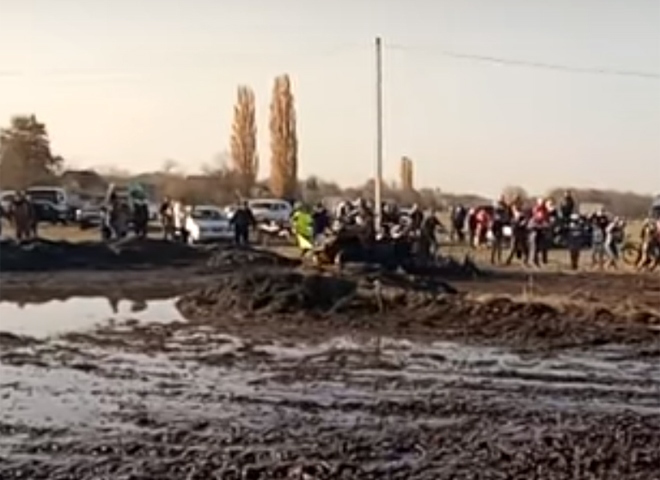 Квадроцикл врезался в зрителей во время гонок на Кубани (видео)