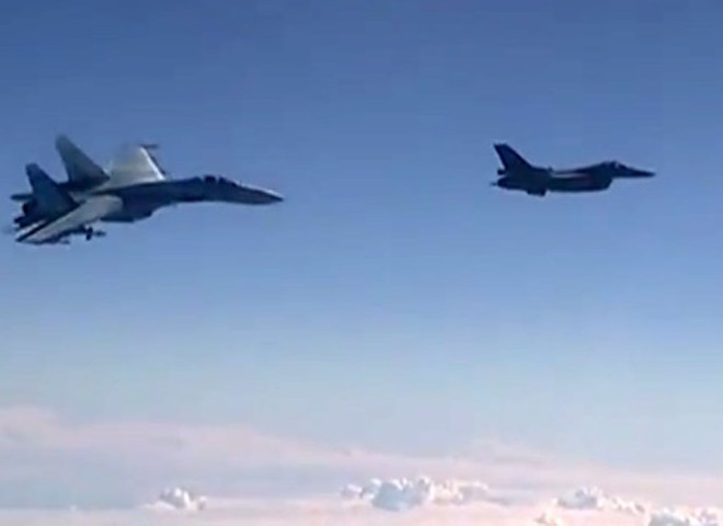 Су-27 отогнал истребитель НАТО от самолета Шойгу (видео)