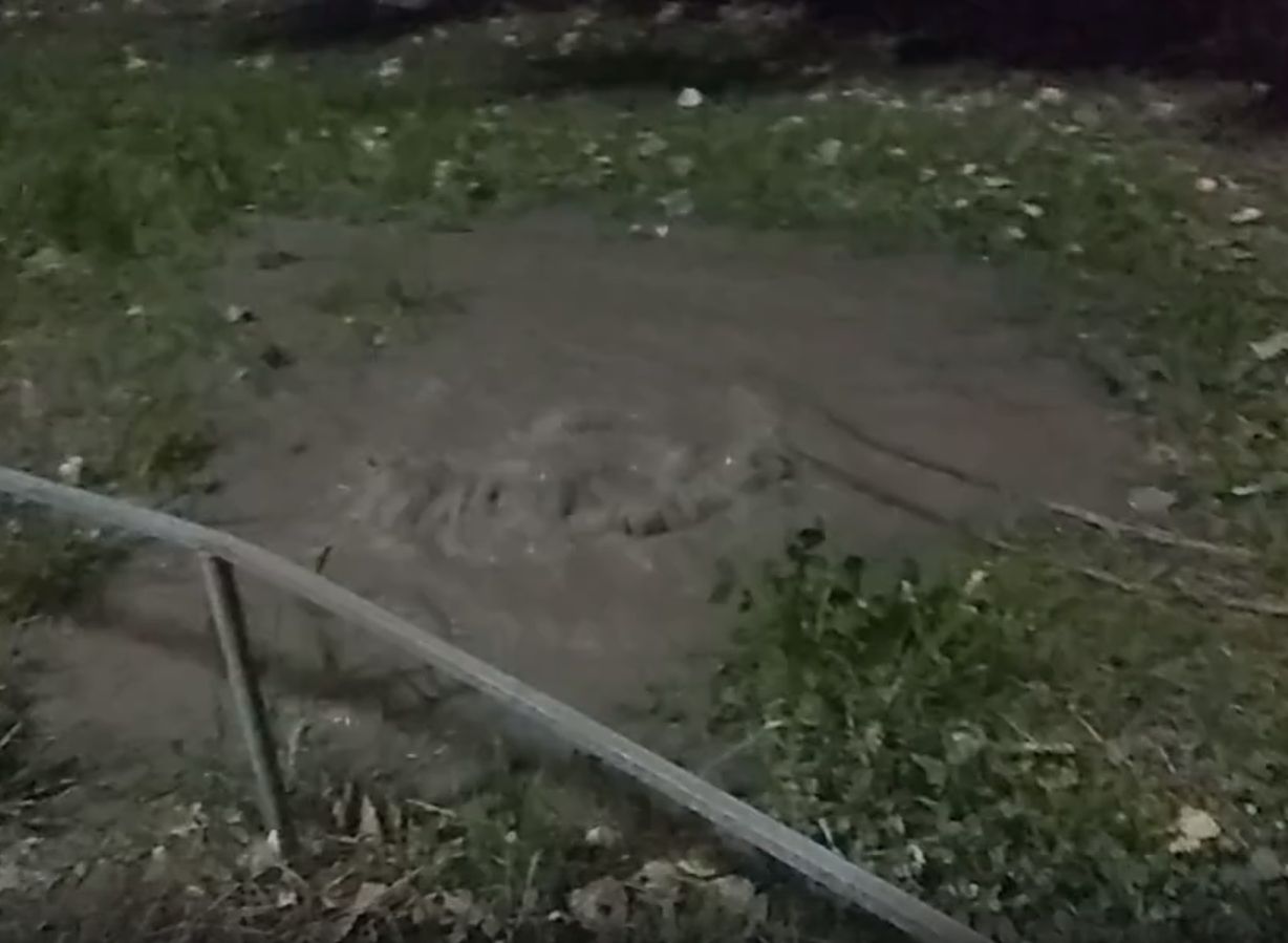 Возле рязанской школы прорвало канализацию (видео)
