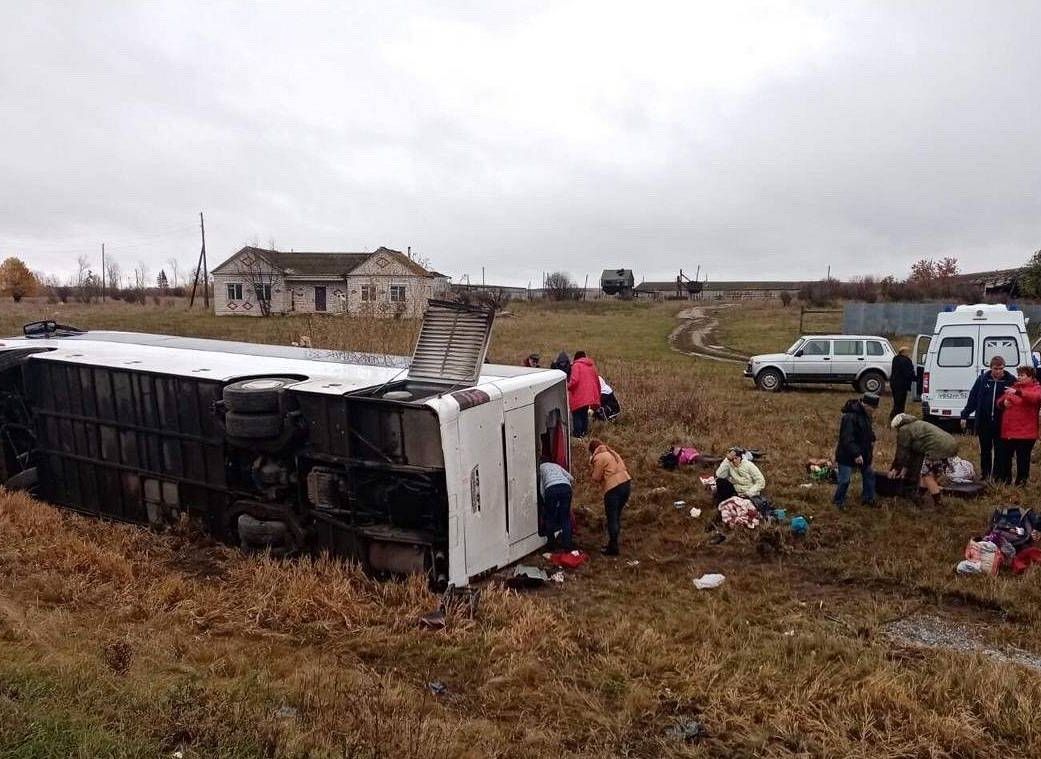 В Нижегородской области опрокинулся автобус, пострадали 20 человек