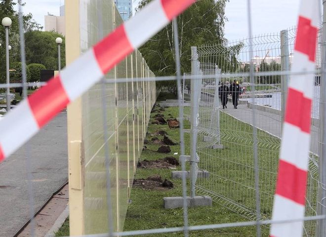 В Екатеринбурге демонтируют забор в сквере на месте строительства собора