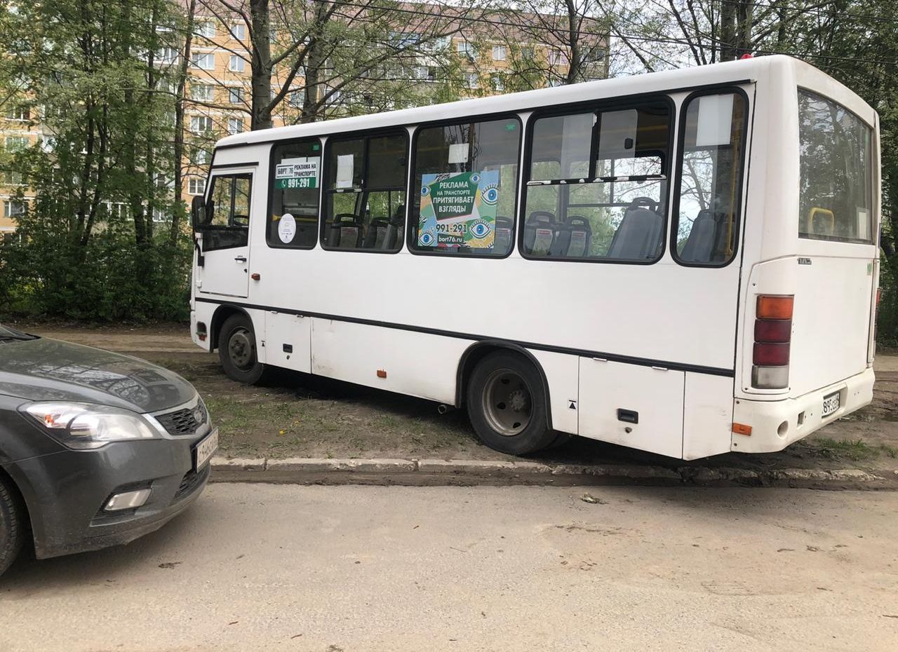 В Рязани засняли припаркованный на газоне автобус из Твери
