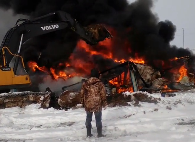В сети появилось видео пожара на сельхозпредприятии под Рязанью
