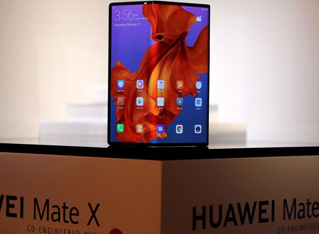 Huawei представила телефон со складывающимся экраном