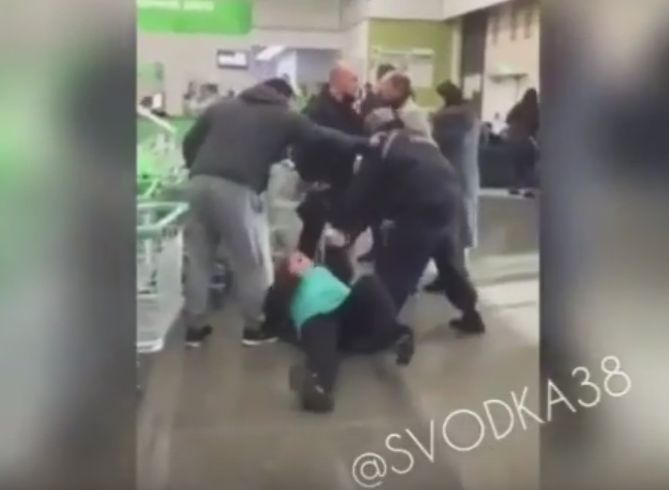 В Иркутске росгвардейцы избили беременную женщину и ударили ее электрошокером (видео)