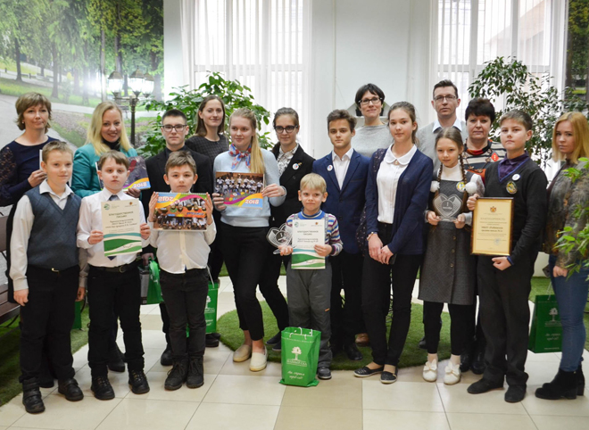 Компания «Зелёный сад» наградила участников экологической акции «Добрые крышечки»