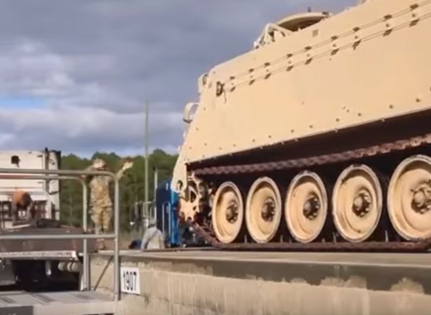 Пентагон показал на видео БТРы, которые передают украинской армии