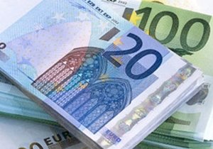 Мировые центробанки стали реже пополнять резервы евро