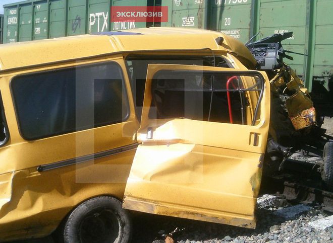 Под Омском поезд столкнулся со школьным автобусом, есть жертвы