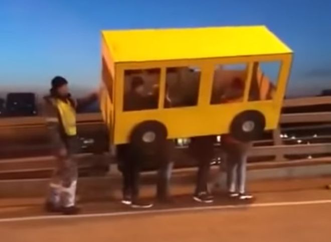 Во Владивостоке несколько человек прикинулись автобусом, чтобы пересечь мост (видео)