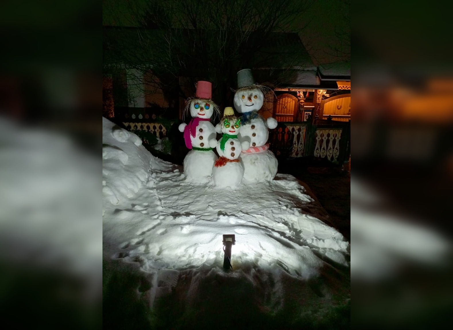 В поселке Керамзавода «поселилось семейство снеговиков»