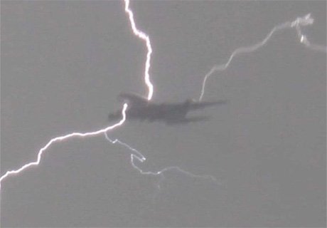 Молния прожгла летевший в Москву А320