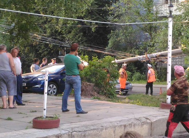Соцсети: на улице Полевой бетонный столб упал на Hyundai