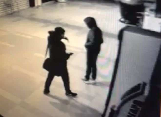 Видео: двое молодых рязанцев крадут пиво в торговом центре