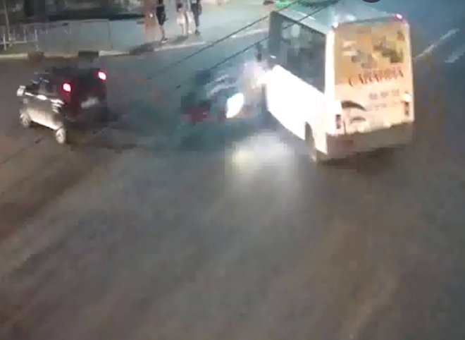 ДТП с маршруткой и мотоциклистом на улице Ленина попало на видео