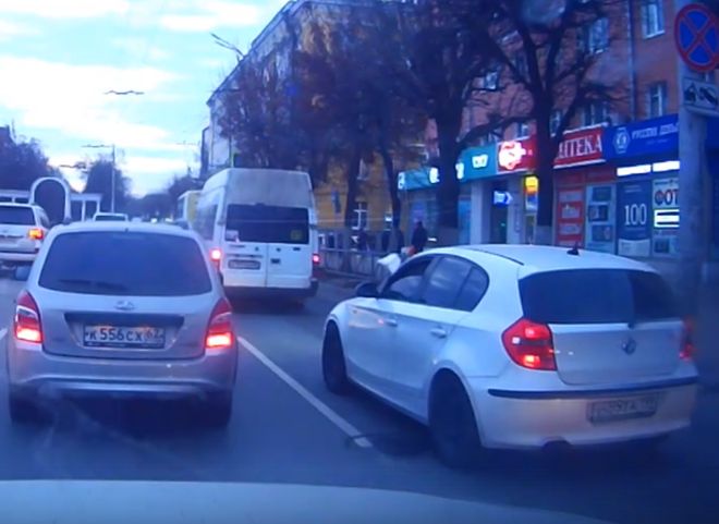 Видео: водитель BMW свинячит в центре Рязани