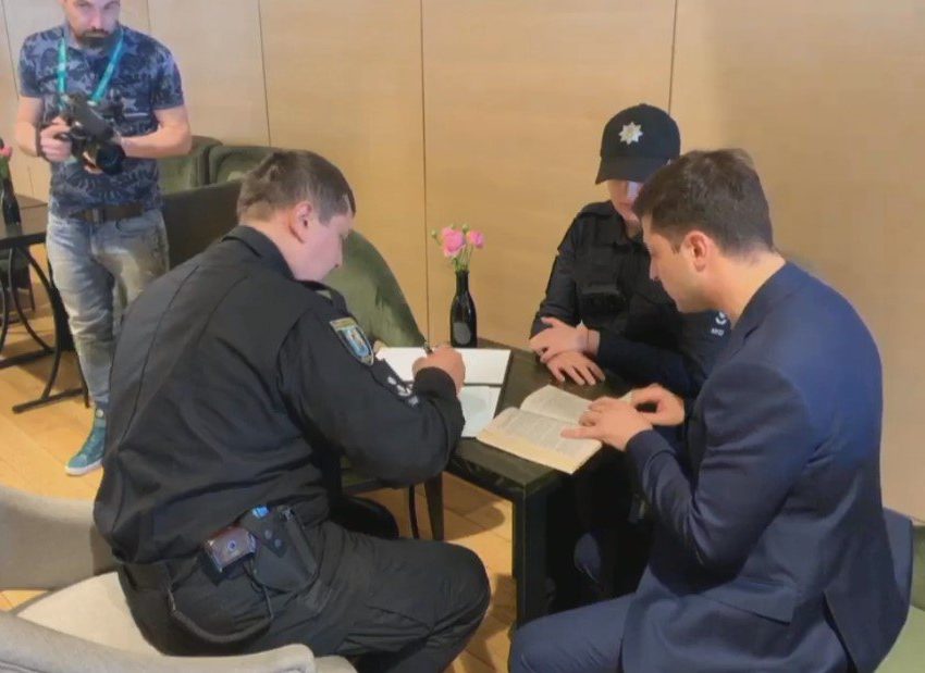 Полиция составила протокол на Зеленского за демонстрацию своего бюллетеня