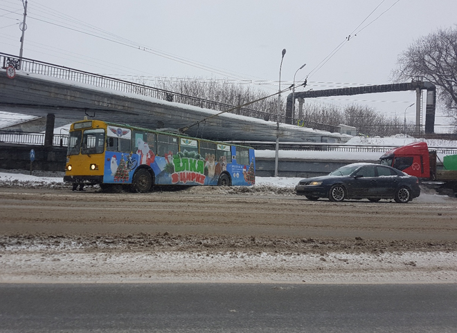 На Куйбышевском шоссе развернуло троллейбус