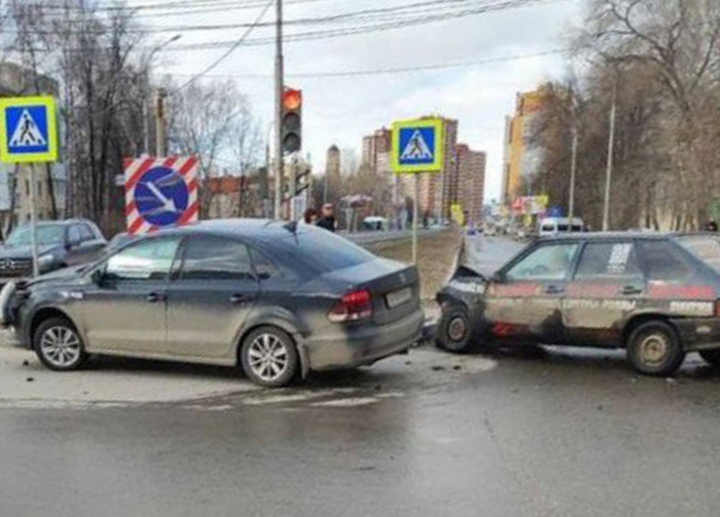 При столкновении ВАЗа и Volkswagen на улице Черновицкой пострадали два человека