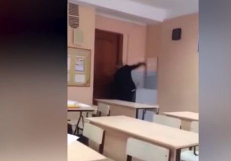 В Иркутске девятиклассник жестоко избил одноклассницу в школе (видео)