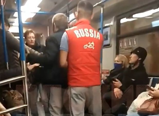 В московском метро побили женщину, которая ехала без маски и кашляла