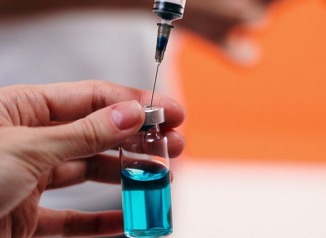 Испытавший вакцину от коронавируса описал неприятный побочный эффект