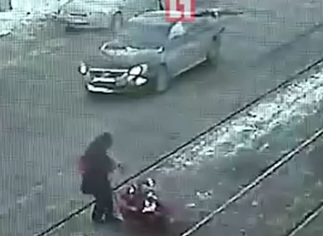 Житель Волгограда остановил движение и перевез детей через дорогу (видео)