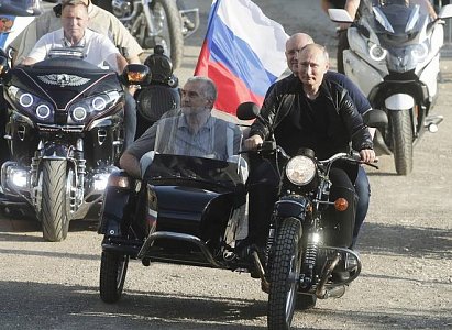 В ГИБДД и Генпрокуратуру пожаловались на езду Путина на мотоцикле без шлема
