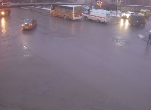В центре Рязани автобус №34 врезался в дорожное ограждение