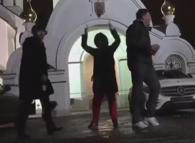 Ксения Собчак устроила танцы у православного храма (видео)
