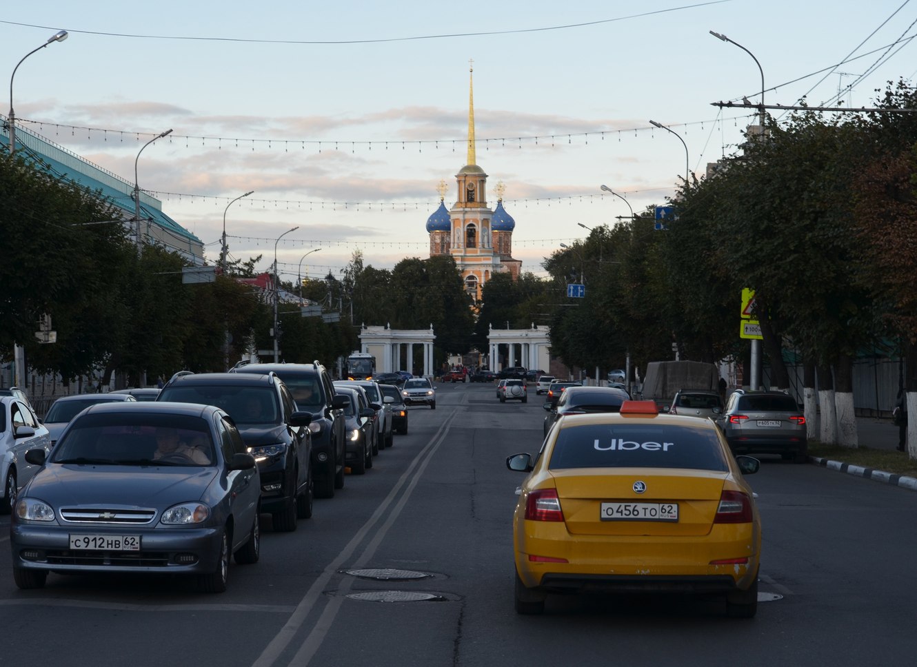 Из-за коммунальной аварии перекрыли движение в центре Рязани