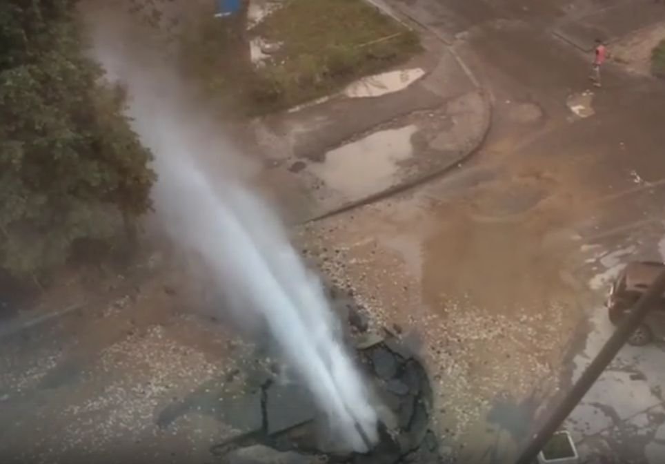 Видео: посреди рязанской улицы бьет фонтан кипятка