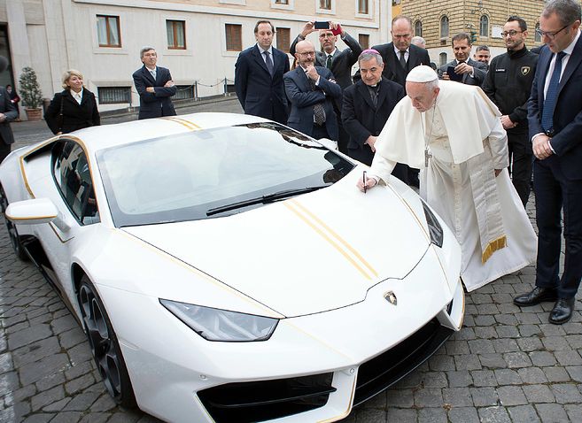 Lamborghini Папы Римского продали за 715 тыс. евро
