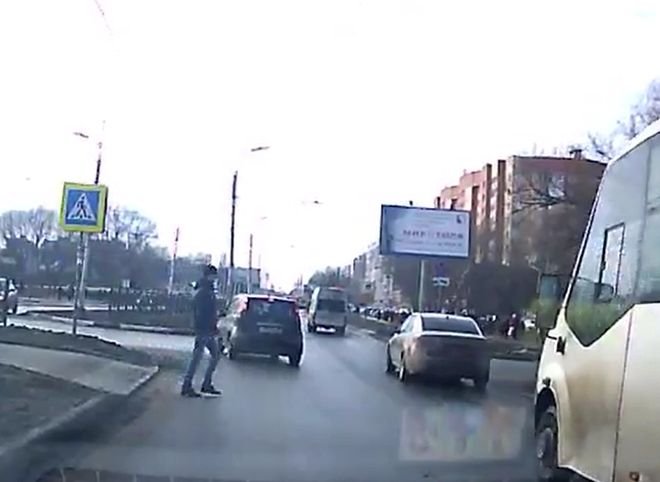 Видео: на окраине Рязани маршрутка едва не сбила пешехода